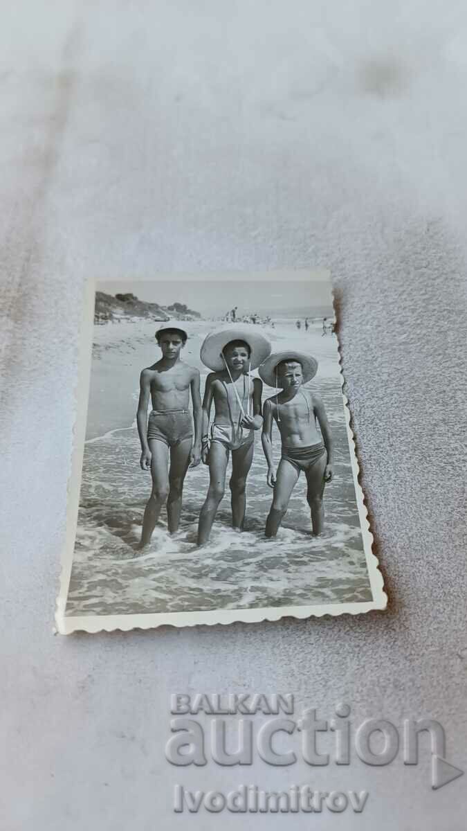 Foto Trei băieți pe plajă
