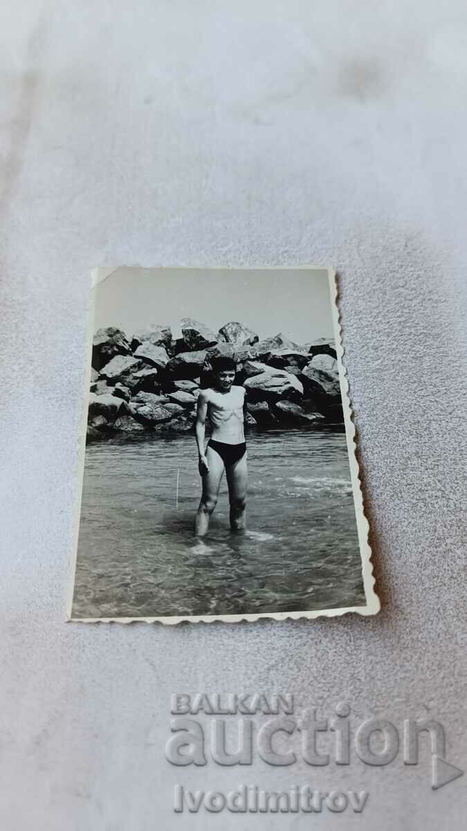 Снимка Момче по банки на брега на морето