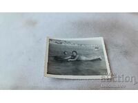 Φωτογραφία Βάρνα Κορίτσι σε ένα στρώμα στη θάλασσα 1962