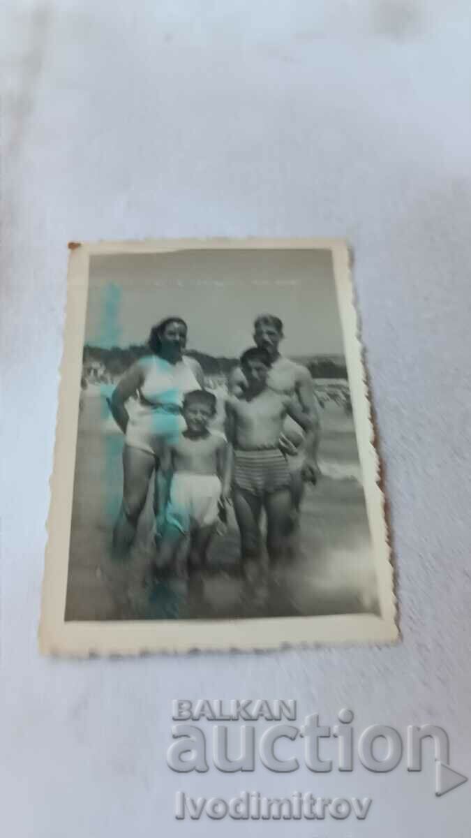 Fotografie Varna Bărbat, femeie și doi băieți pe plajă 1951