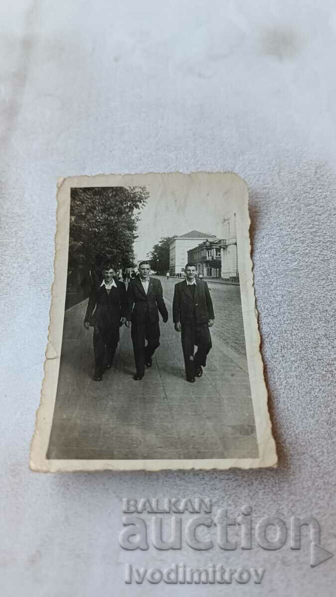 Σ. Σοφία Τρεις νέοι σε μια βόλτα στη λεωφόρο Ts. Osvoboditel