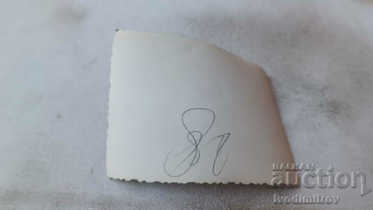 Φωτογραφία Ένας νεαρός άνδρας και ένα κορίτσι στην παραλία με τιμή 1.65 BGN | € 0.84 Φωτογραφία Ένας νεαρός άνδρας και ένα κορίτσι στην παραλία με τιμή 1.65 BGN | € 0.84