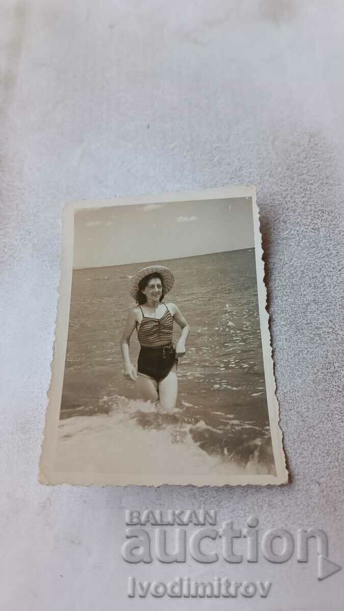 Снимка Златни пясъци Младо момиче на брега на морето 1950