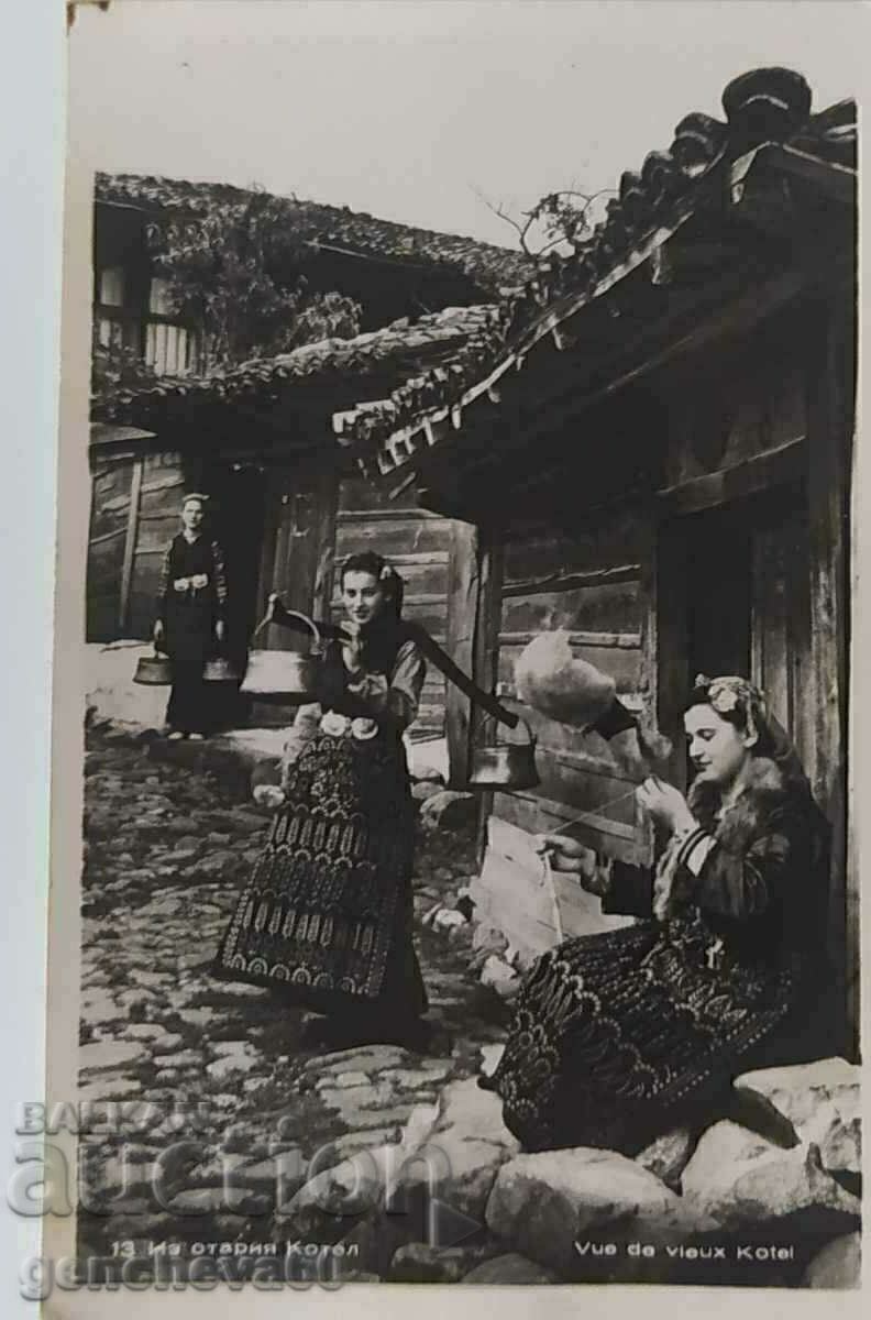 Old photographic pictures with traditional costumes - 7