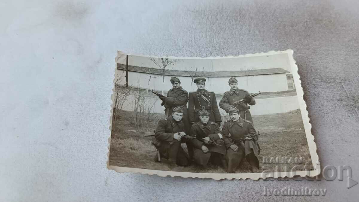 Fotografie Un ofițer și cinci soldați cu puști de asalt AK 47