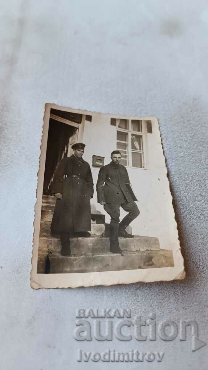 Fotografie Vratsa Doi soldați pe scări în drum spre Cartierul General 1943