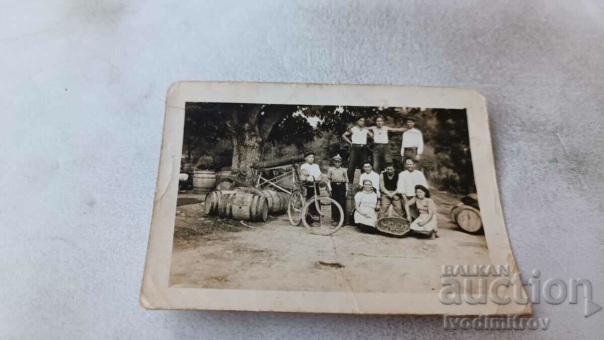 Снимка Младежи и девойки до бъчви и с панер с набрано грозде