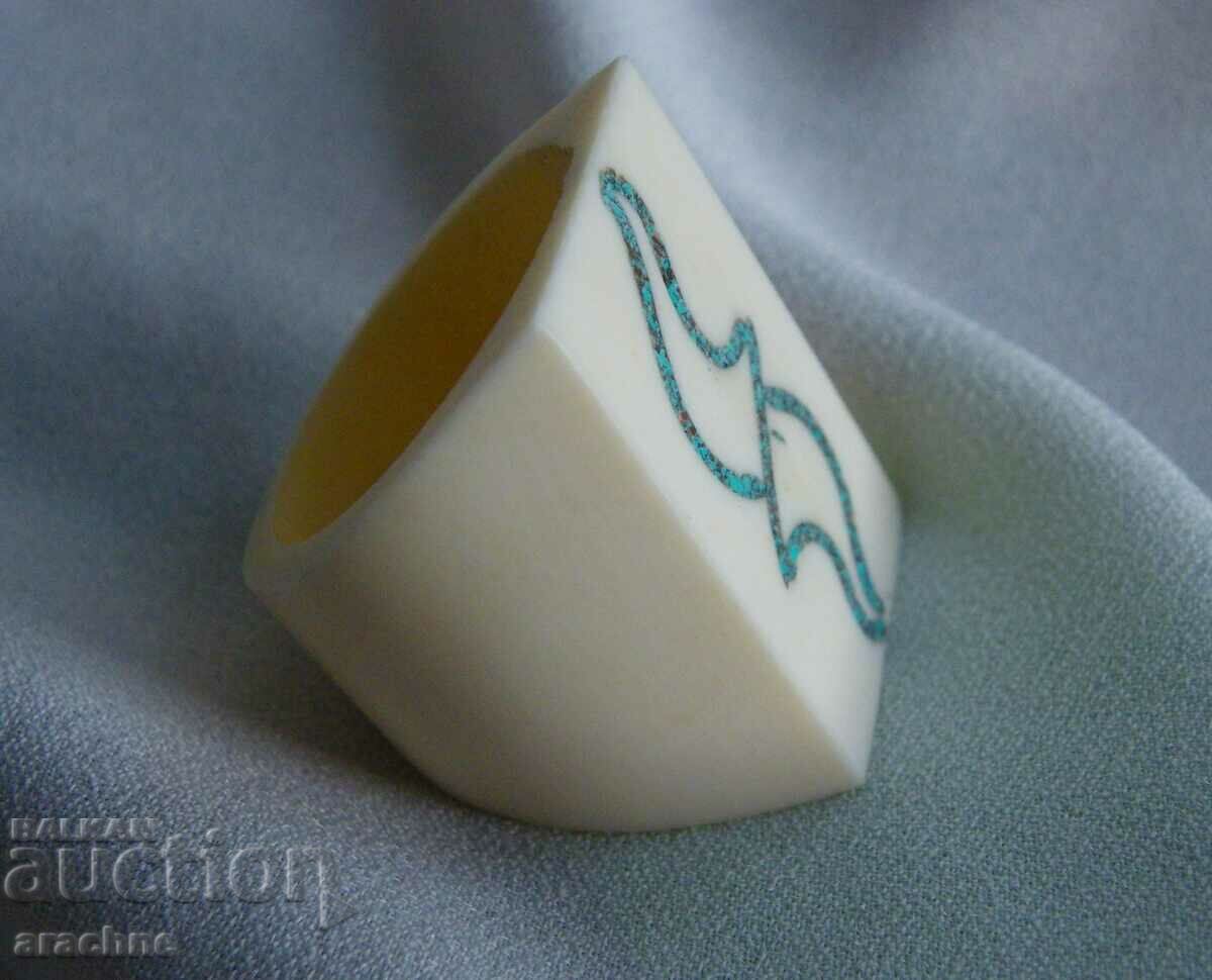 Livrarea Inel de fildeș cu incrustații