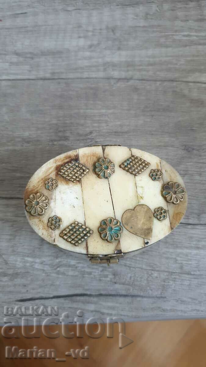 Old bone jewelry box with price 30.00 BGN | € 15.34