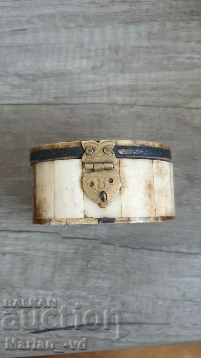 Auction  Old bone jewelry box