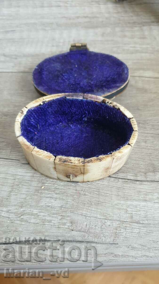 Delivery of Old bone jewelry box