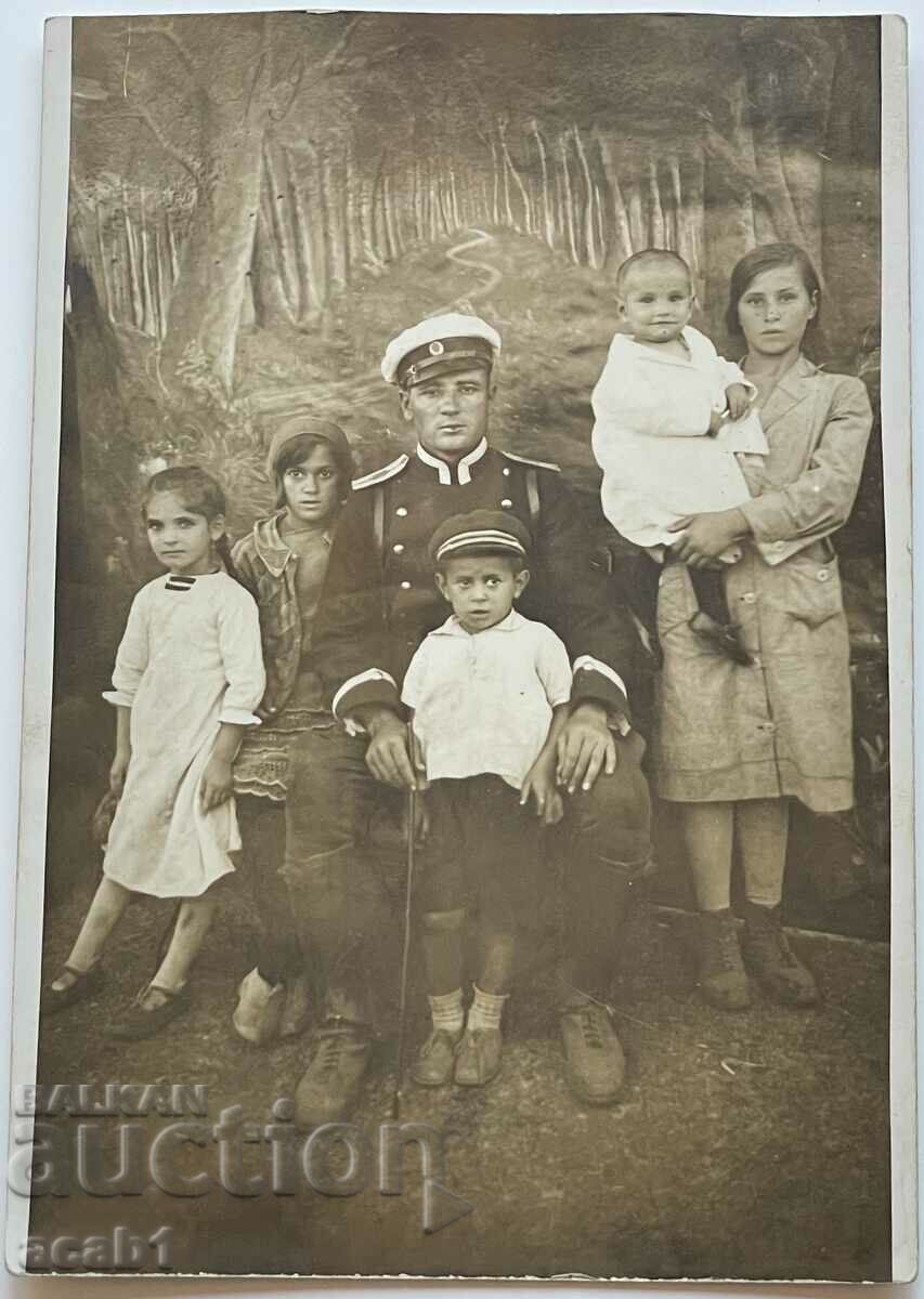 Фотография жандарм със семейството си