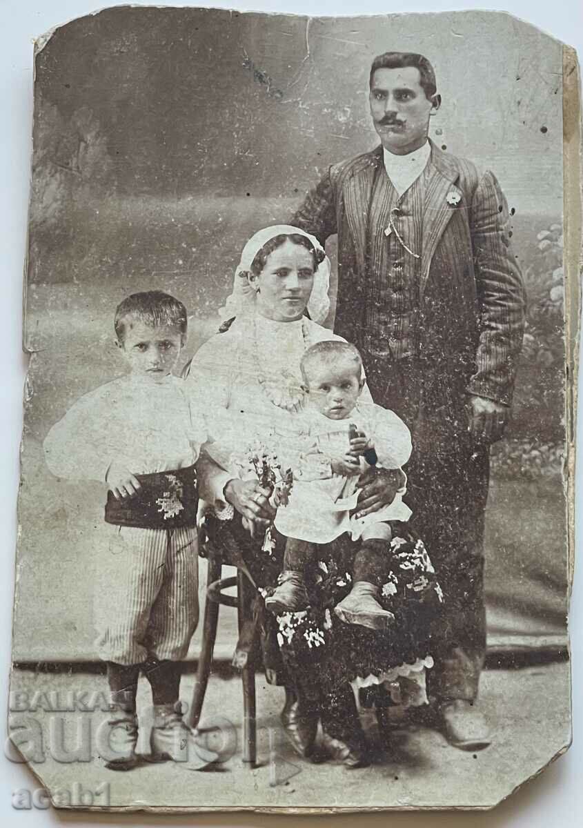 Студийна фотография семейство 1912 година