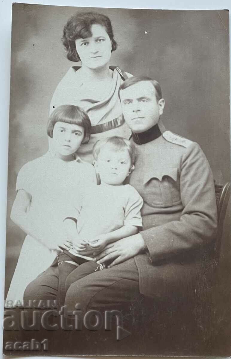 Фотография Офицер със семейството си