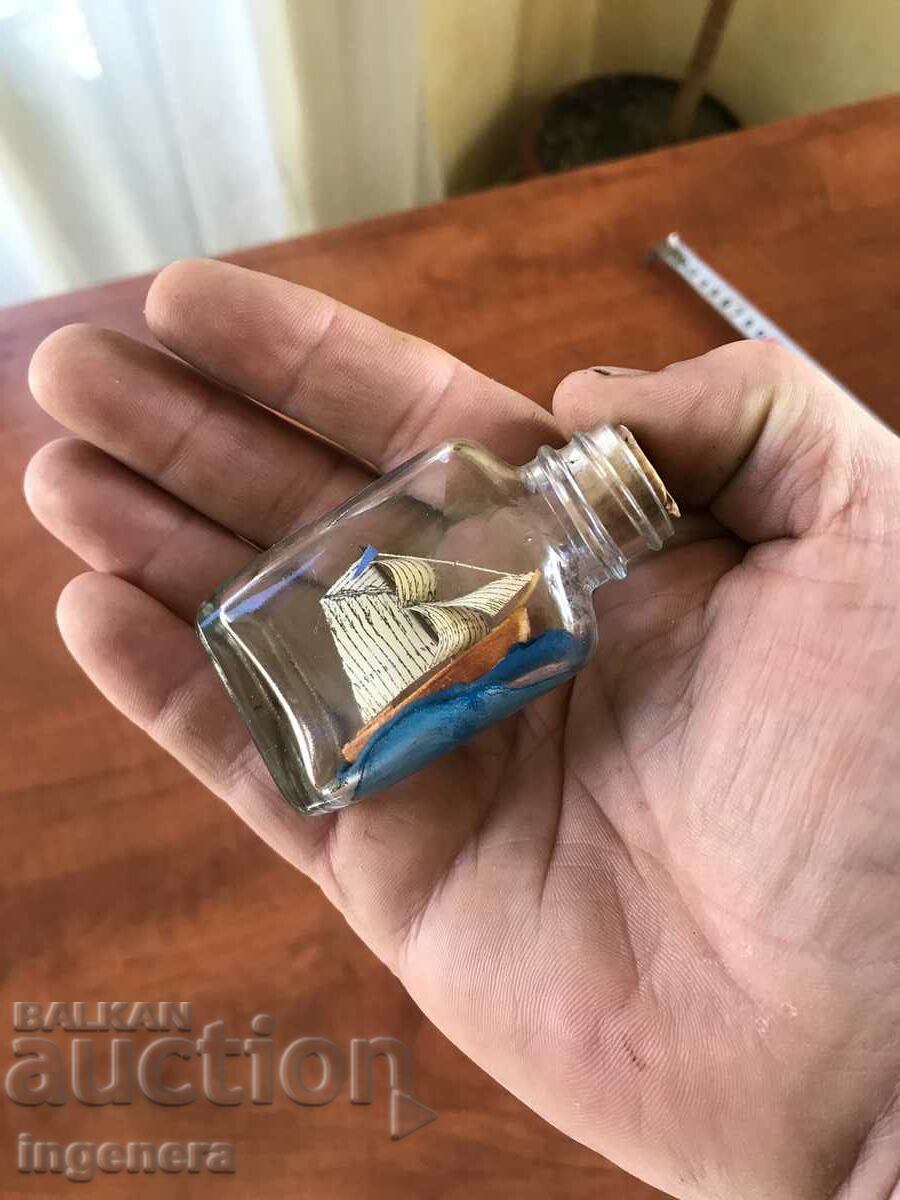 VASA SUVENIR MONTATĂ ÎN O STICLĂ UNICĂ DE STICLĂ cu preț 16.00 BGN | € 8.18 VASA SUVENIR MONTATĂ ÎN O STICLĂ UNICĂ DE STICLĂ cu preț 16.00 BGN | € 8.18