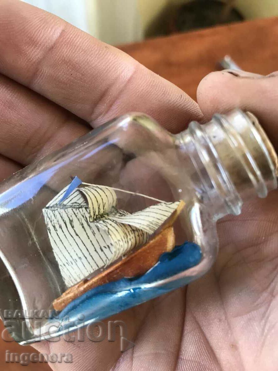 Licitație VASA SUVENIR MONTATĂ ÎN O STICLĂ UNICĂ DE STICLĂ Licitație VASA SUVENIR MONTATĂ ÎN O STICLĂ UNICĂ DE STICLĂ