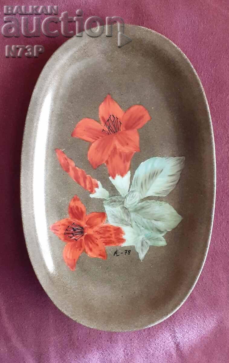 PORCELAIN PLATE. COLLECTION. HAND PAINTED.