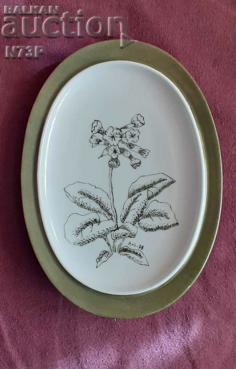 PORCELAIN PLATE. COLLECTION. HAND PAINTED.