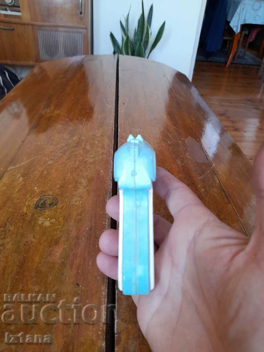 Delivery of An old children's gun