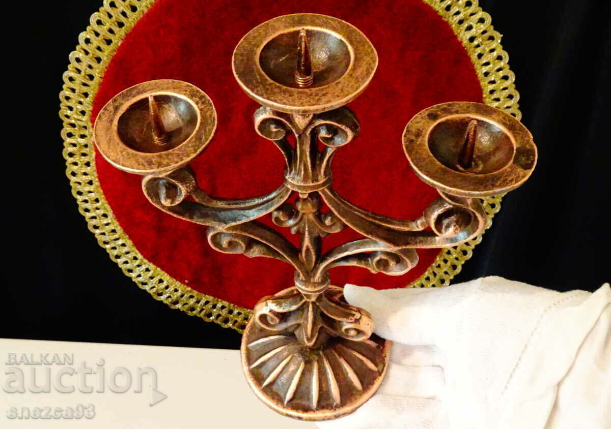 Παράδοση Τριπλό κηροπήγιο, κηροπήγιο για τρία κεριά.