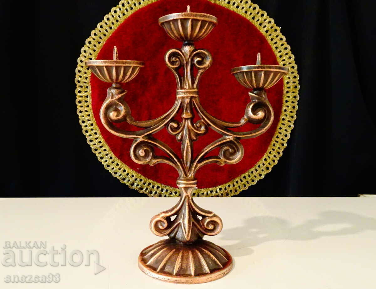 Sfeșnic triplu, sfeșnic pentru trei lumânări. Sfeșnic triplu, sfeșnic pentru trei lumânări.