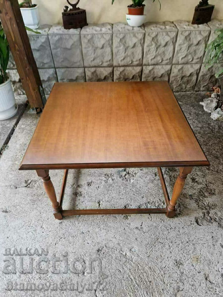 O măsuță de cafea germană antică, foarte frumoasă cu preț 121.00 BGN | € 61.87