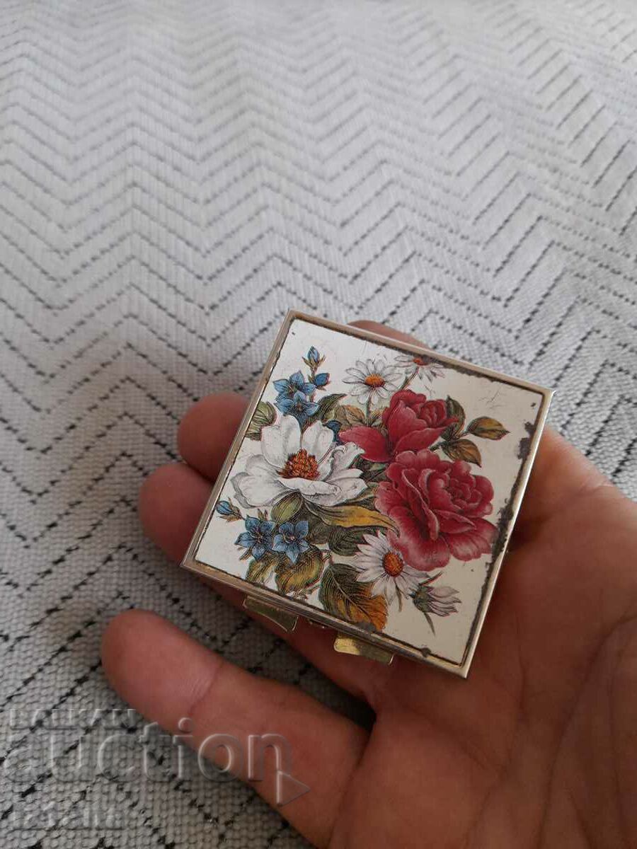 Old women's pocket mirror, mirror with price 15.00 BGN | € 7.67 Old women's pocket mirror, mirror with price 15.00 BGN | € 7.67