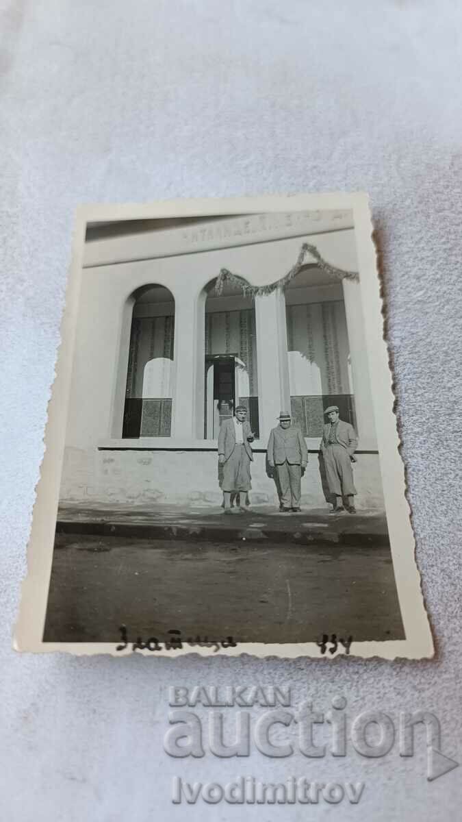 Снимка Златица Трима мъже пред Читалище Х. Ненчо ... 1934