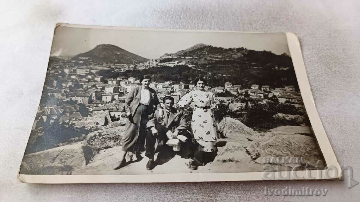 Photo Plovdiv A man and two women on a hill above the city 1937