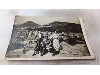 Fotografie Plovdiv Un bărbat și două femei pe un deal deasupra orașului 1937