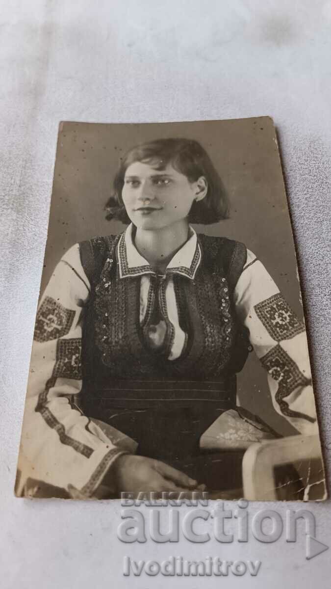 Photo Young girl in folk costume