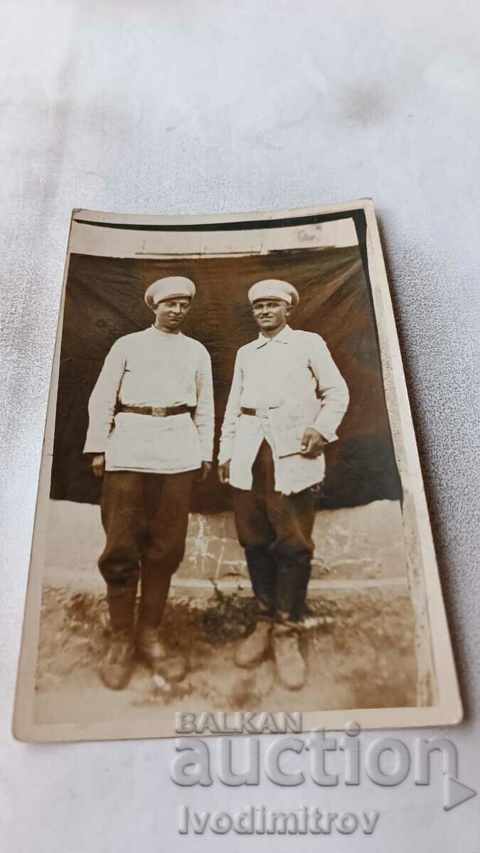 Снимка Двама войници