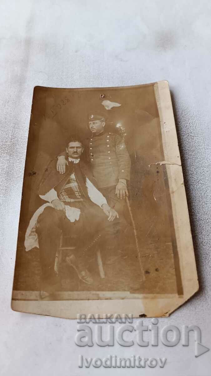 Φωτογραφία Ένας αξιωματικός και ένας άνδρας που κάθονται σε μια καρέκλα