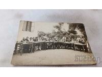 Foto Elevi și profesori în curtea școlii