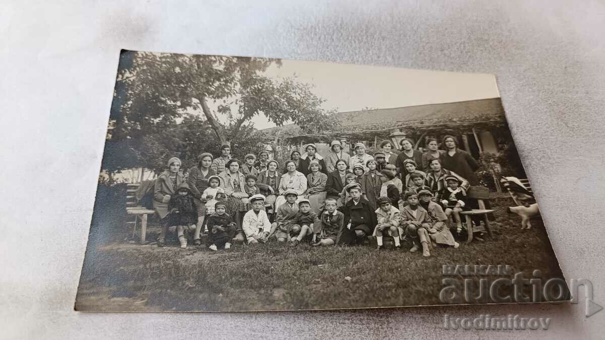 Photo Children and women on benches in the park