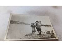 Снимка Рила Две млади жени до езеро на връх Мусала