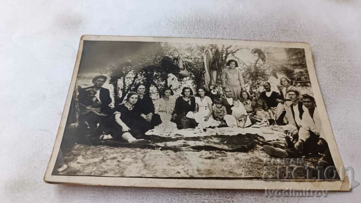 Снимка Черногорово Мъже жени и деца на пикник 1932