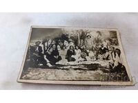 Снимка Черногорово Мъже жени и деца на пикник 1932
