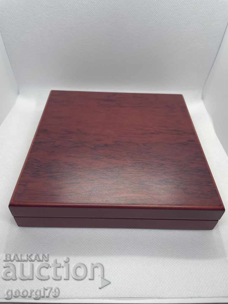 Πολυτελές ξύλινο κουτί για τα κέρματα με τιμή 20.00 BGN | € 10.23 Πολυτελές ξύλινο κουτί για τα κέρματα με τιμή 20.00 BGN | € 10.23