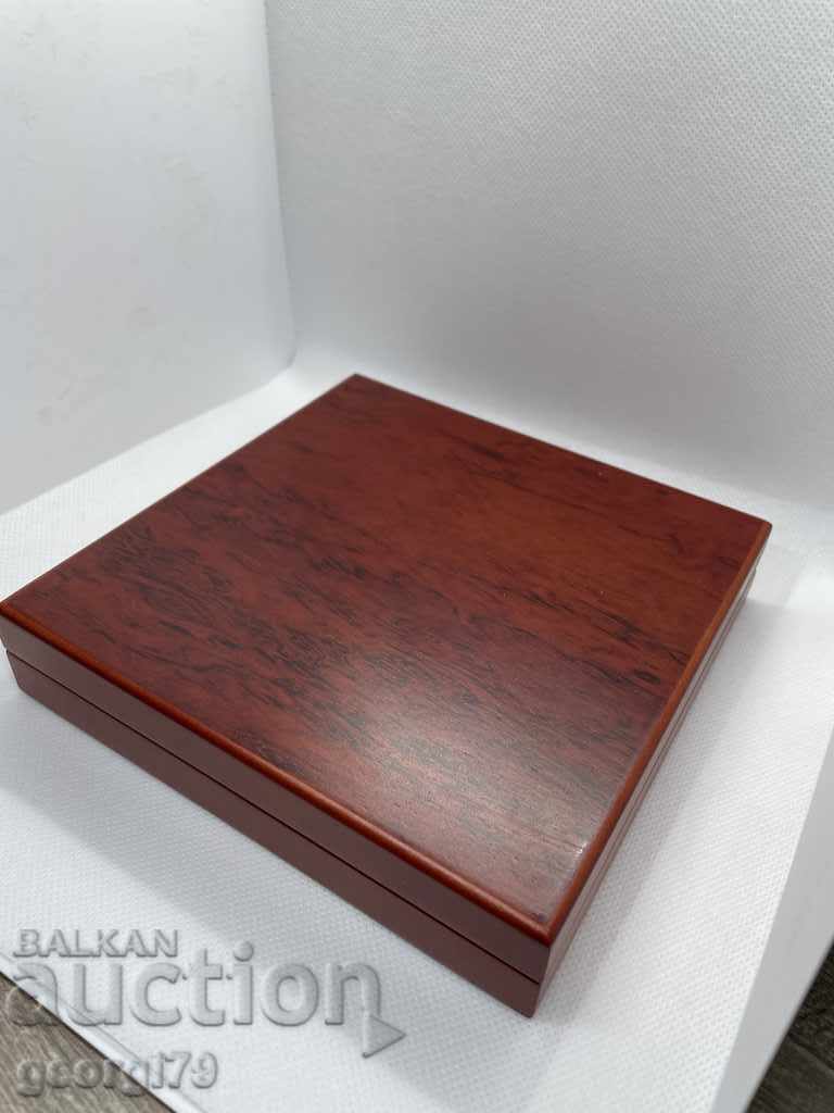 Παράδοση Πολυτελές ξύλινο κουτί για τα κέρματα Παράδοση Πολυτελές ξύλινο κουτί για τα κέρματα