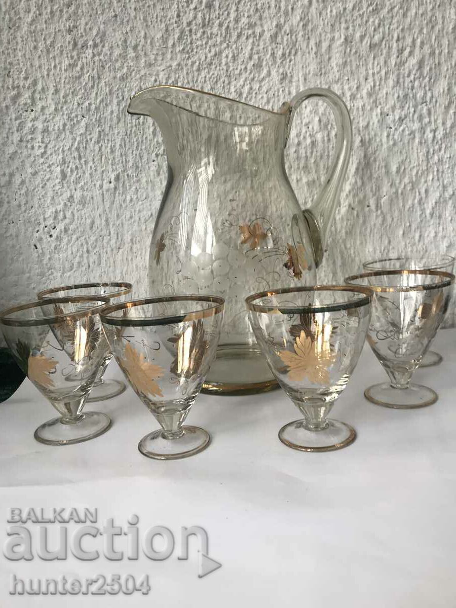 Auction Jug with 6 glasses of Grapes Auction Jug with 6 glasses of Grapes