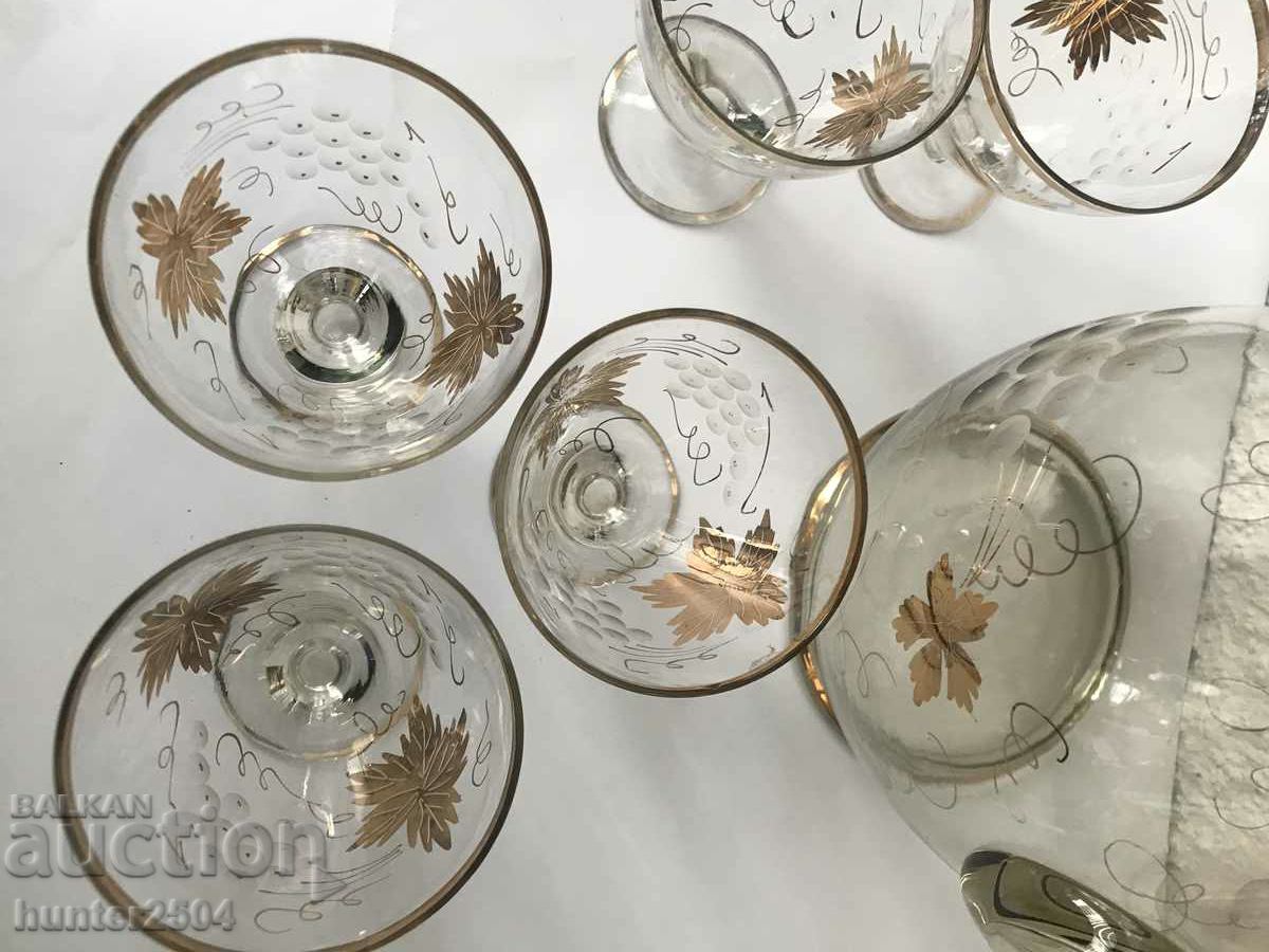 Delivery of Jug with 6 glasses of Grapes Delivery of Jug with 6 glasses of Grapes