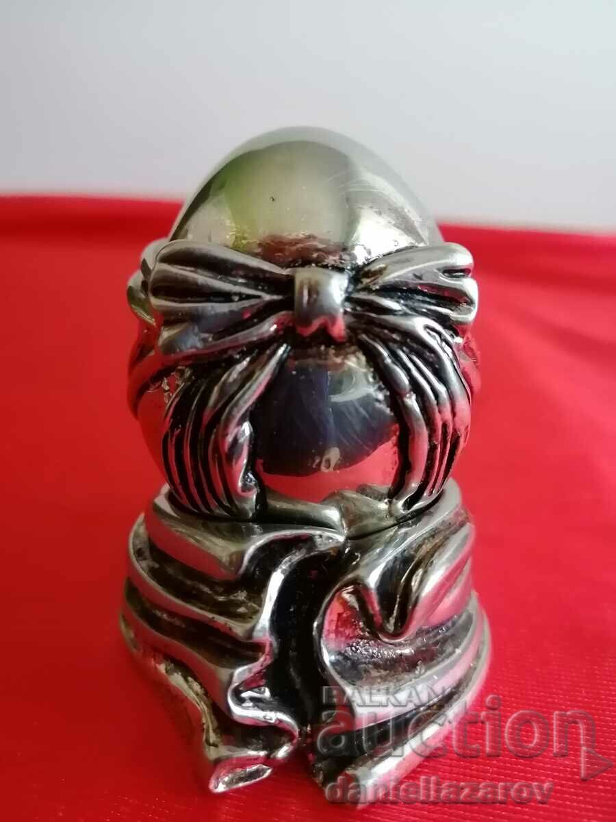 Ou cu suport SILVER, Argint 925, 129g. cu preț 150.00 BGN | € 76.69 Ou cu suport SILVER, Argint 925, 129g. cu preț 150.00 BGN | € 76.69