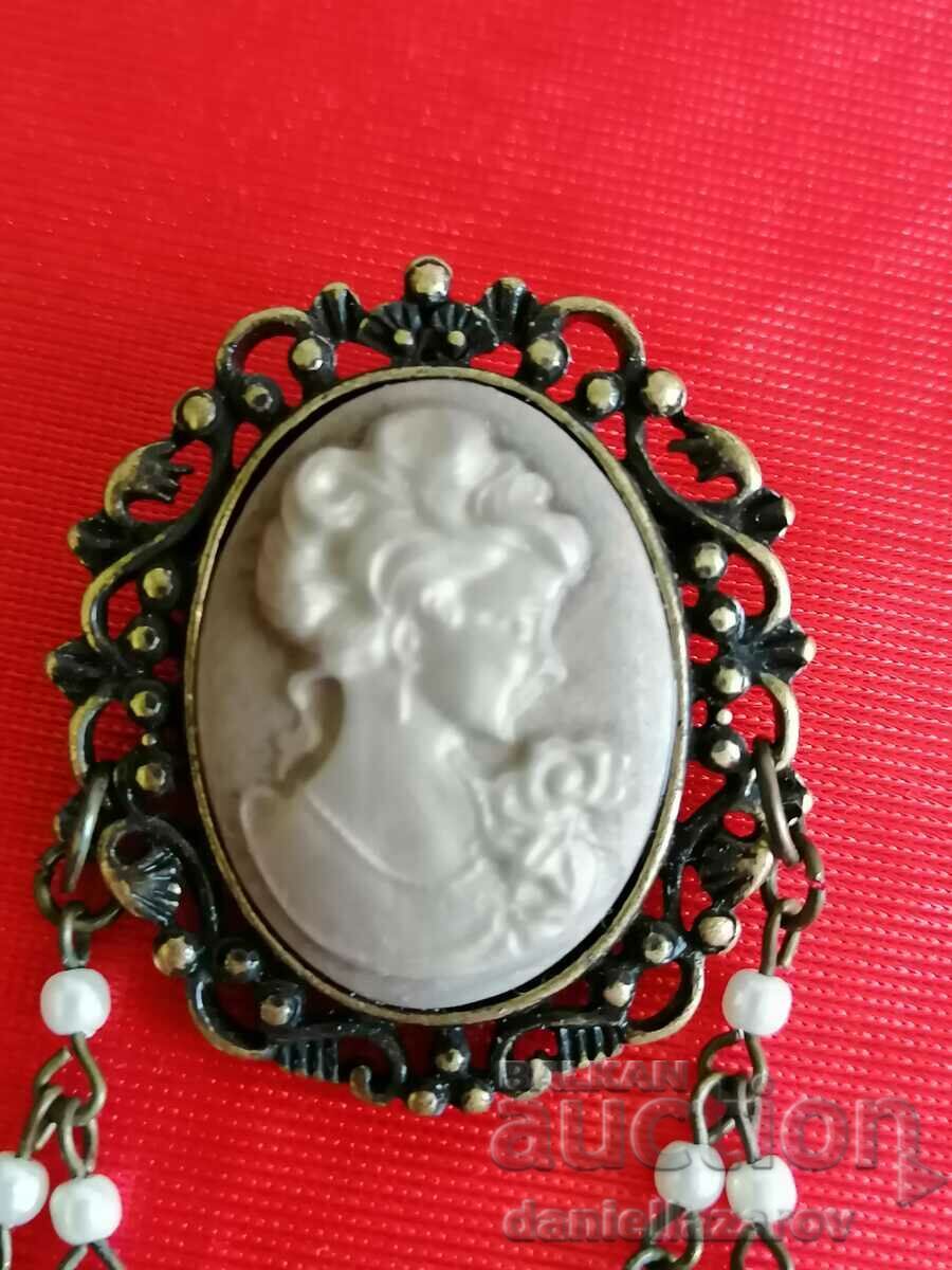 Broșă veche CAMEO cu perle cu preț € 13.00 | 25.43 BGN Broșă veche CAMEO cu perle cu preț € 13.00 | 25.43 BGN