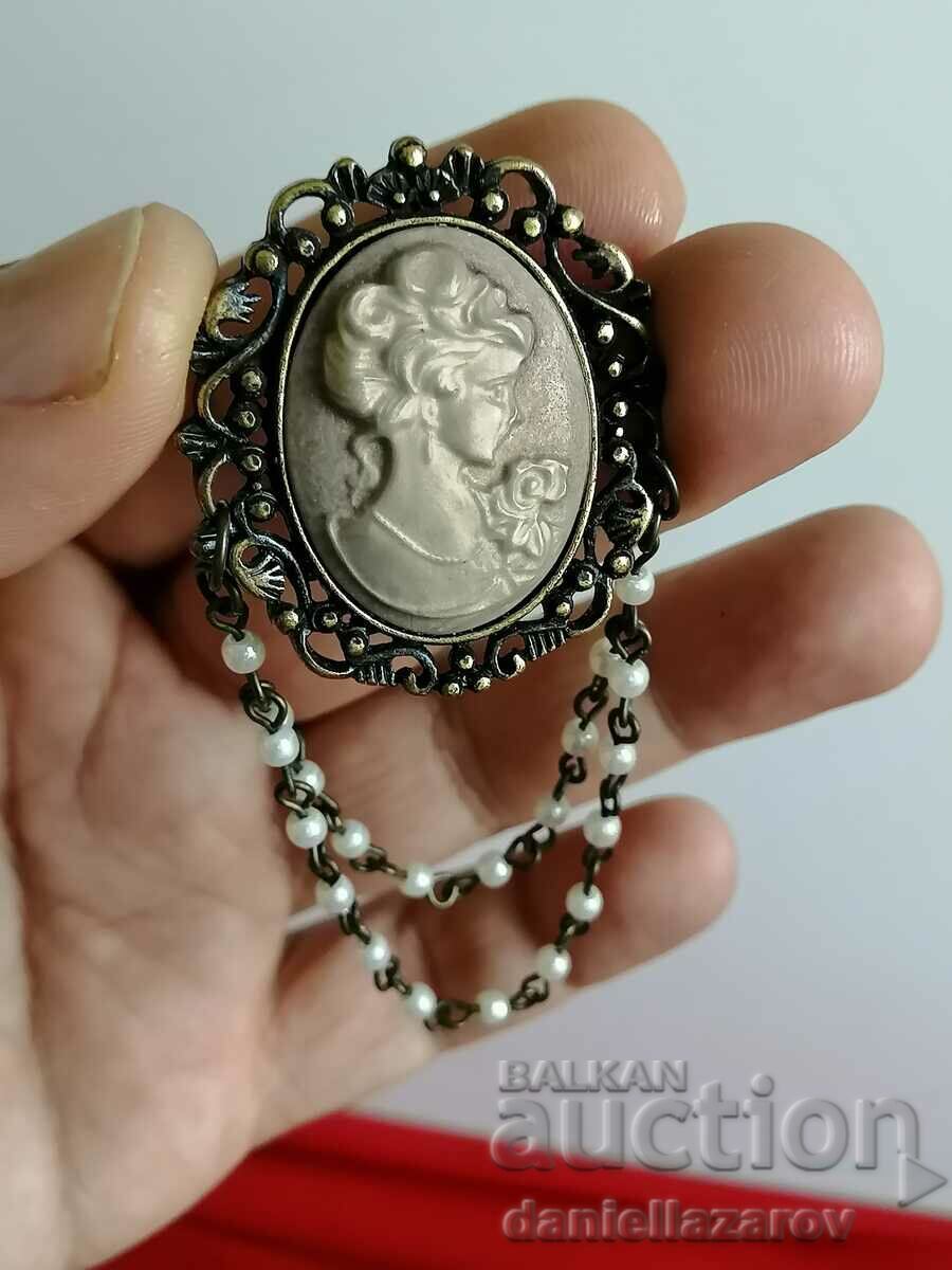 Livrarea Broșă veche CAMEO cu perle Livrarea Broșă veche CAMEO cu perle