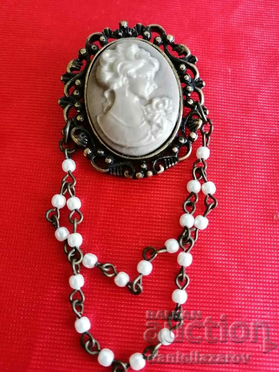 Old CAMEO Brooch with Pearls
