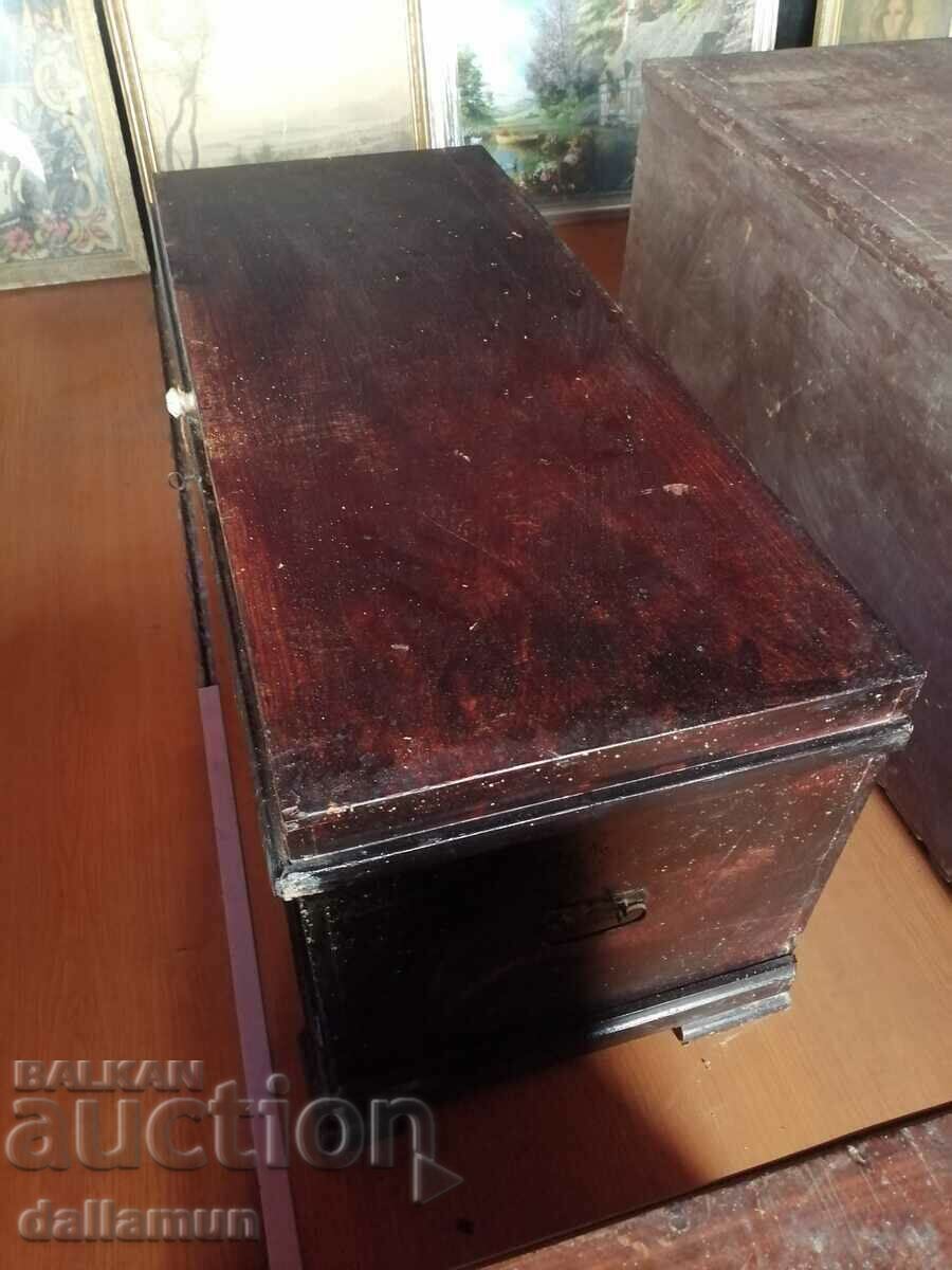 Auction a large wooden chest Auction a large wooden chest