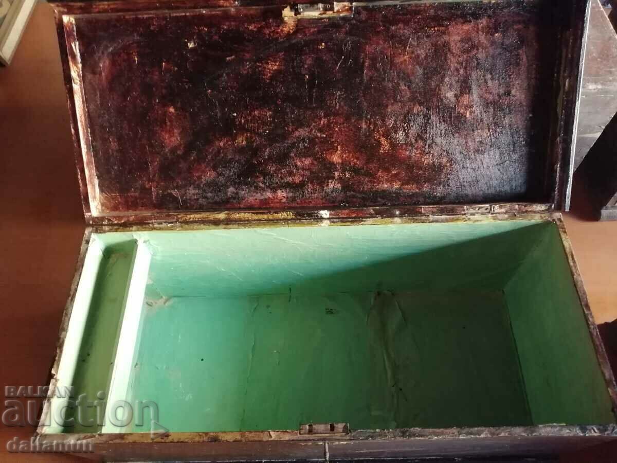 Delivery of a large wooden chest Delivery of a large wooden chest