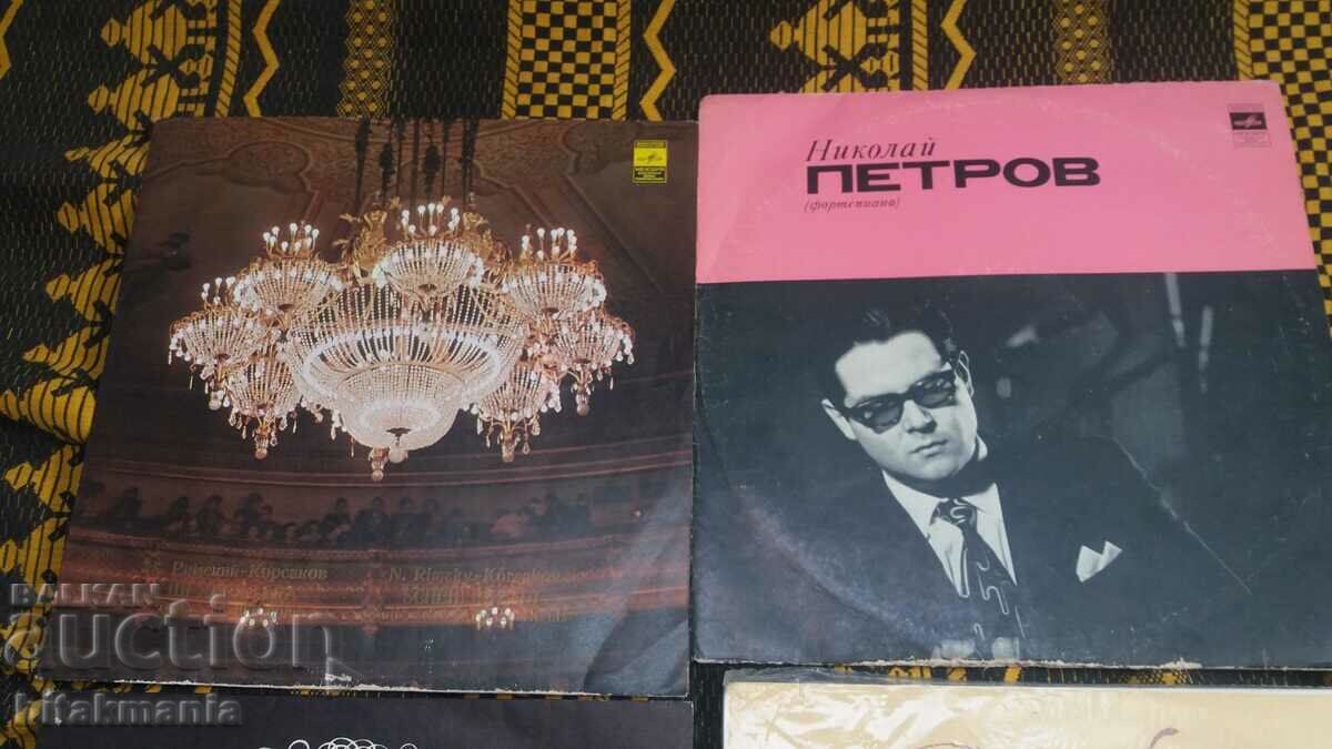 Auction Lot of 4 plates Auction Lot of 4 plates