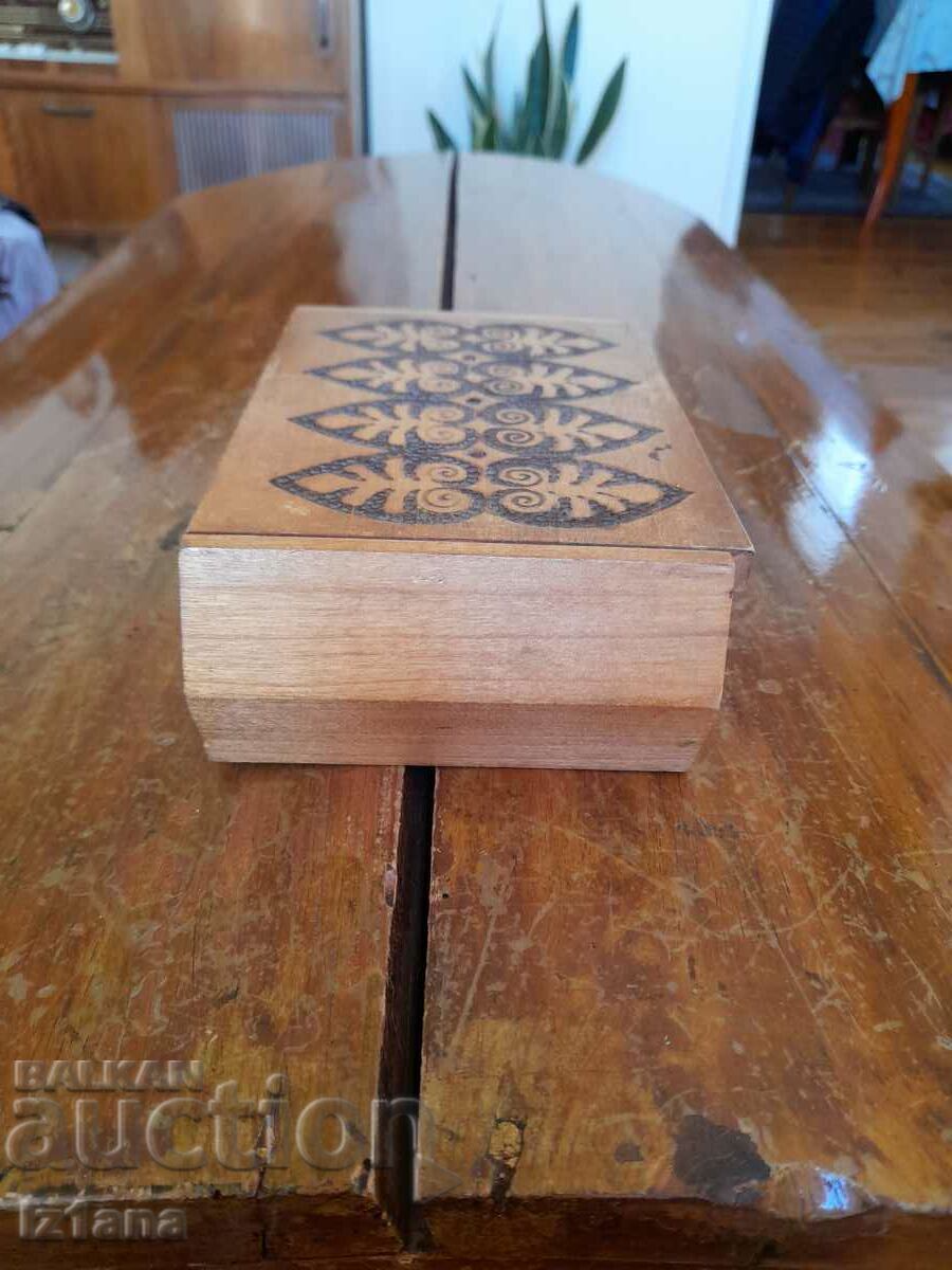 Стара дървена кутия с цена 20.00 лв. | € 10.23 Стара дървена кутия с цена 20.00 лв. | € 10.23